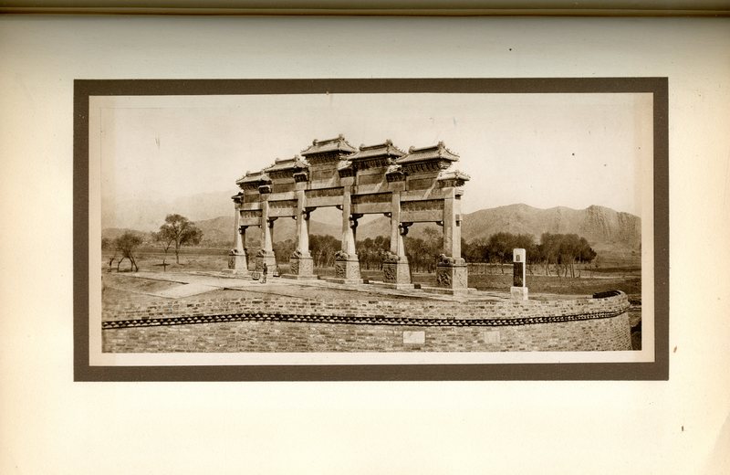 pAGEANT_pailou_ming_tombs007.jpg