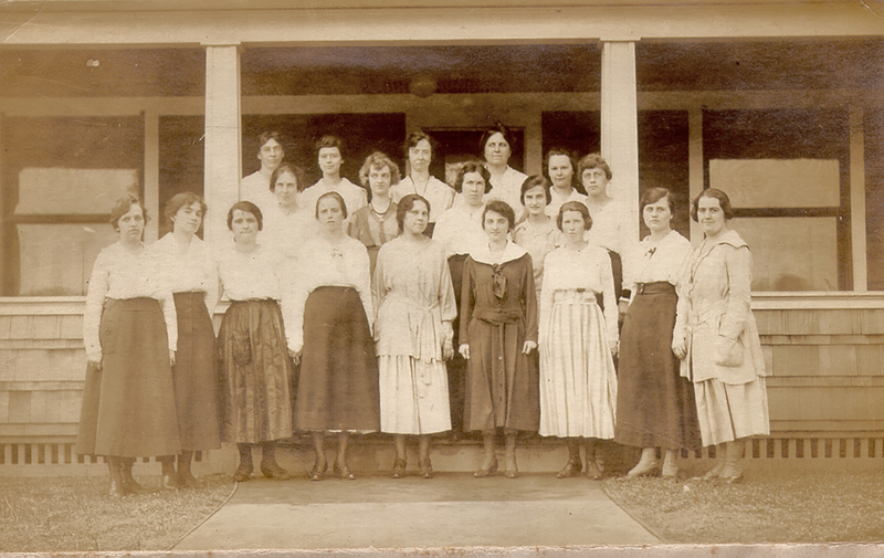 1918 dorm group.jpg