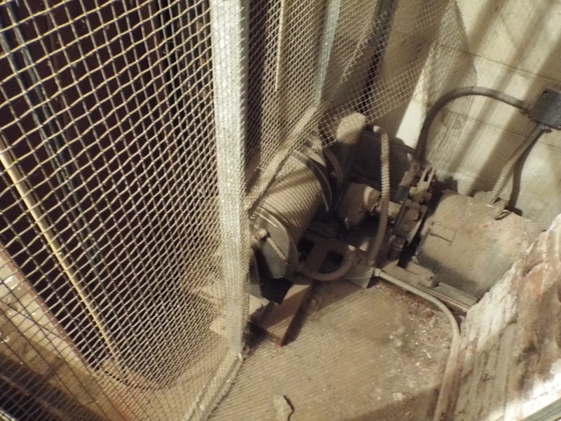 OldMain_subBasement_elevator_002.JPG